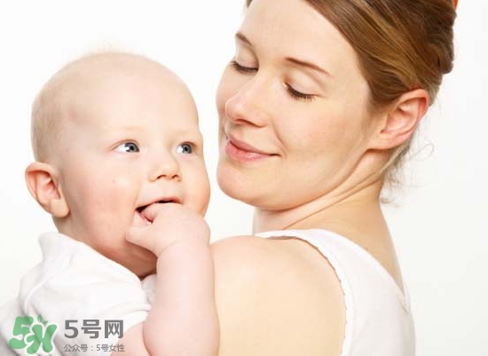 母乳喂養(yǎng)胸部會變形嗎？如何避免產(chǎn)后乳房變形？