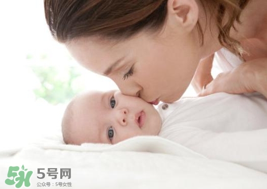 新生兒獨自睡覺好嗎？新生兒要跟父母睡嗎？