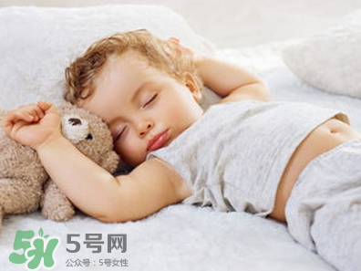 寶寶睡覺出汗多是什么原因？寶寶睡覺的常見誤區(qū)