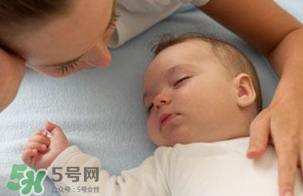 寶寶睡覺(jué)搖頭怎么回事？寶寶睡覺(jué)搖頭是缺鈣嗎？