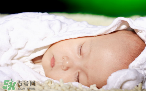 寶寶睡覺頭出汗是熱嗎？寶寶睡覺頭出汗是怎么回事？
