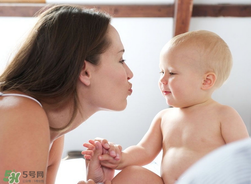 新生兒獨自睡覺好嗎？新生兒要跟父母睡嗎？