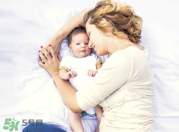 新生兒獨自睡覺好嗎？新生兒要跟父母睡嗎？