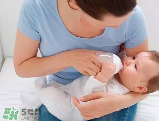 母乳喂養(yǎng)的寶寶需要喂水嗎？母乳喂養(yǎng)的重要性