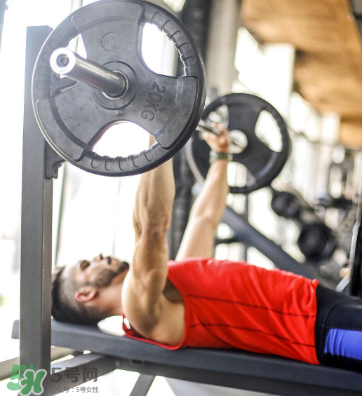臥推怎么加重量？臥推力量提升竅門(mén)