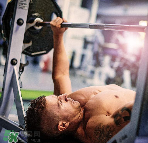 臥推怎么加重量？臥推力量提升竅門(mén)