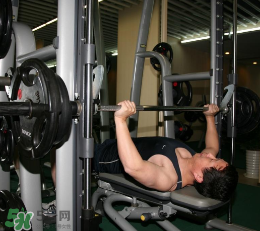 臥推怎么加重量？臥推力量提升竅門(mén)