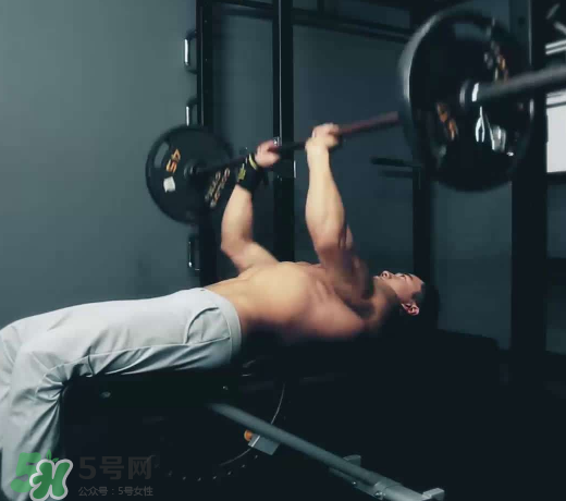 臥推多少公斤合格？臥推高手重量曝光