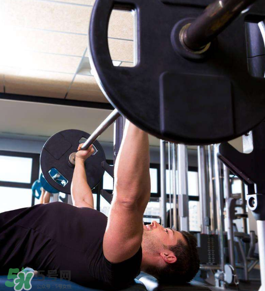 臥推多少公斤合格？臥推高手重量曝光