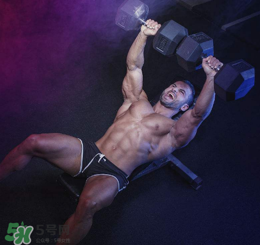 臥推多少公斤合格？臥推高手重量曝光