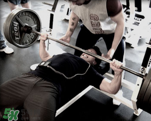 臥推怎么用胸肌發(fā)力？臥推發(fā)力技巧