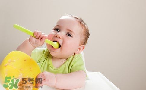 寶寶發(fā)燒出汗可以蓋被子嗎？寶寶發(fā)燒出汗了會(huì)退燒嗎？