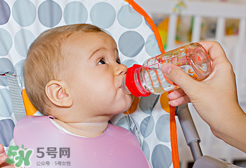 寶寶能喝礦泉水嗎？礦泉水寶寶適合寶寶喝嗎？