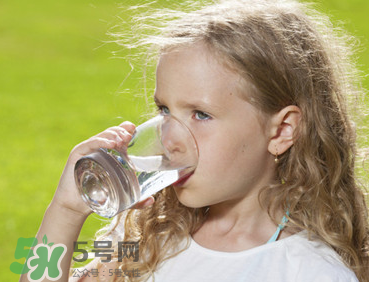 寶寶能喝礦泉水嗎？礦泉水寶寶適合寶寶喝嗎？