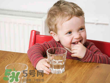 寶寶喝礦泉水好還是自來水好？寶寶喝哪種水好？