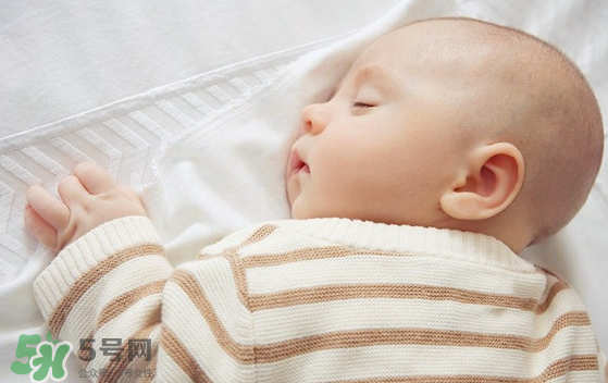 新生兒要多抱抱嗎？新生兒應(yīng)該是多抱還是多躺？