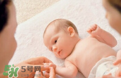 新生兒要多抱抱嗎？新生兒應(yīng)該是多抱還是多躺？