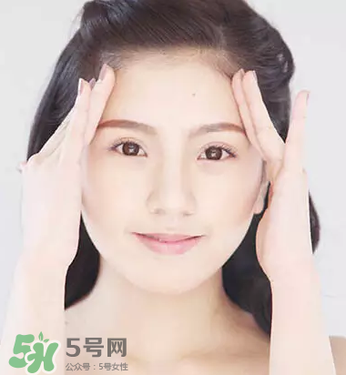 抬頭紋太重怎么辦？撫平抬頭紋只需這幾招