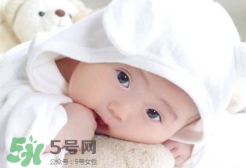 寶寶發(fā)燒睡著了要叫醒吃藥嗎？9個(gè)處理寶寶發(fā)燒的辦法