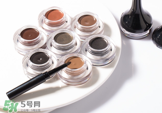 眼線(xiàn)膏要沾水嗎？用干刷子還是濕刷子