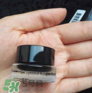 眼線(xiàn)膏要沾水嗎？用干刷子還是濕刷子