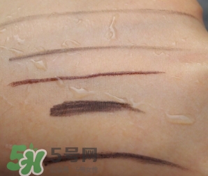 眼線(xiàn)膏要沾水嗎？用干刷子還是濕刷子