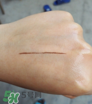 眼線(xiàn)膏要沾水嗎？用干刷子還是濕刷子