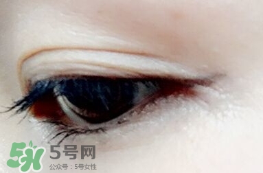 眼線(xiàn)膏要沾水嗎？用干刷子還是濕刷子