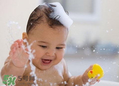 新生兒痤瘡多久會好？新生兒痤瘡能用百多邦嗎？