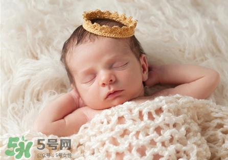 新生兒怎么睡覺姿勢正確？新生兒怎么睡頭型好看？