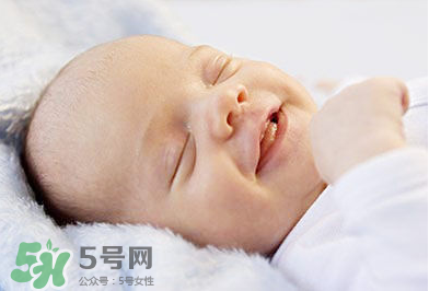 寶寶發(fā)燒出汗可以蓋被子嗎？寶寶發(fā)燒出汗了會(huì)退燒嗎？