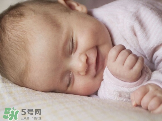 寶寶睡覺為什么會笑？寶寶睡覺笑出聲是做夢了嗎？