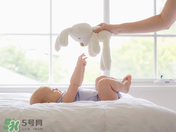 寶寶頭型是睡出來(lái)的嗎？寶寶頭型矯正最佳時(shí)間