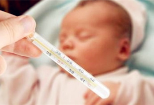 寶寶發(fā)燒睡著了要叫醒吃藥嗎？9個(gè)處理寶寶發(fā)燒的辦法