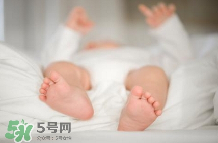 寶寶發(fā)燒睡著了要叫醒吃藥嗎？9個(gè)處理寶寶發(fā)燒的辦法