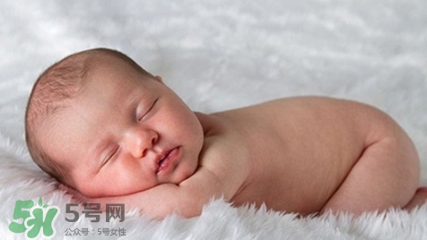 新生兒怎么睡覺姿勢正確？新生兒怎么睡頭型好看？