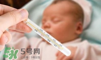 寶寶發(fā)燒睡著了要叫醒吃藥嗎？9個(gè)處理寶寶發(fā)燒的辦法