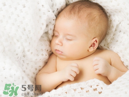 新生兒怎么睡覺姿勢正確？新生兒怎么睡頭型好看？