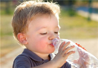 寶寶能喝礦泉水嗎？礦泉水寶寶適合寶寶喝嗎？