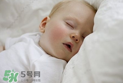 寶寶發(fā)燒睡著了要叫醒吃藥嗎？9個(gè)處理寶寶發(fā)燒的辦法