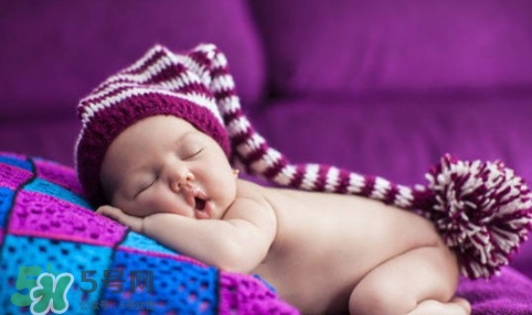 新生兒怎么睡覺姿勢正確？新生兒怎么睡頭型好看？