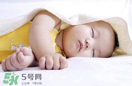 寶寶發(fā)燒睡著了要叫醒吃藥嗎？9個(gè)處理寶寶發(fā)燒的辦法