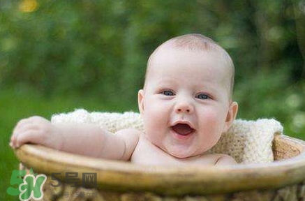 寶寶發(fā)燒睡著了要叫醒吃藥嗎？9個(gè)處理寶寶發(fā)燒的辦法