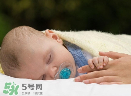 新生兒怎么睡覺姿勢正確？新生兒怎么睡頭型好看？