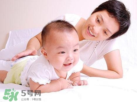 寶寶發(fā)燒出汗可以蓋被子嗎？寶寶發(fā)燒出汗了會(huì)退燒嗎？