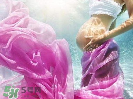 水中分娩時(shí)難產(chǎn)怎么辦？水中分娩和無(wú)痛分娩哪個(gè)好？