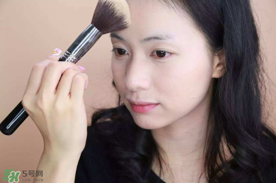 定妝噴霧好還是散粉？定妝噴霧在散粉后用嗎？