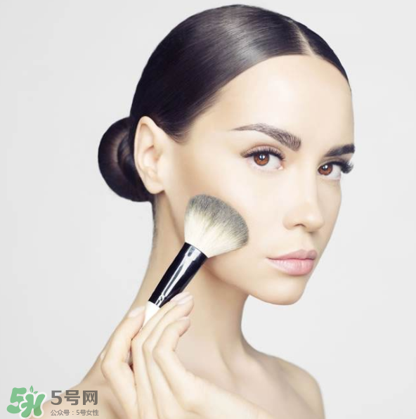 涂了防曬再上散粉會搓泥嗎？防曬噴霧和散粉的先后順序 