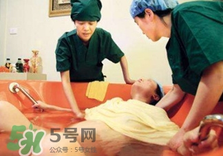 水中分娩時(shí)難產(chǎn)怎么辦？水中分娩和無(wú)痛分娩哪個(gè)好？