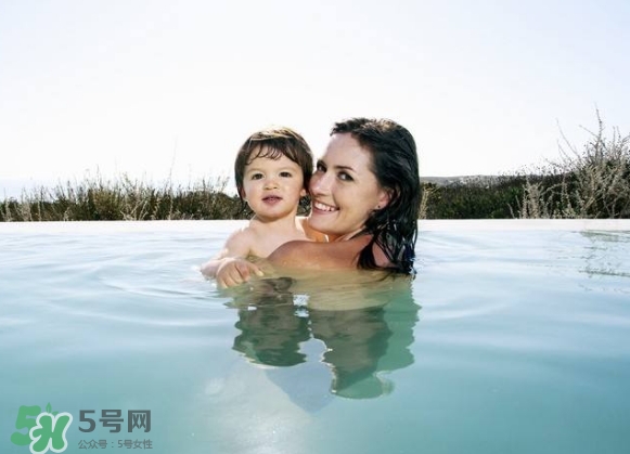 水中分娩時(shí)難產(chǎn)怎么辦？水中分娩和無(wú)痛分娩哪個(gè)好？